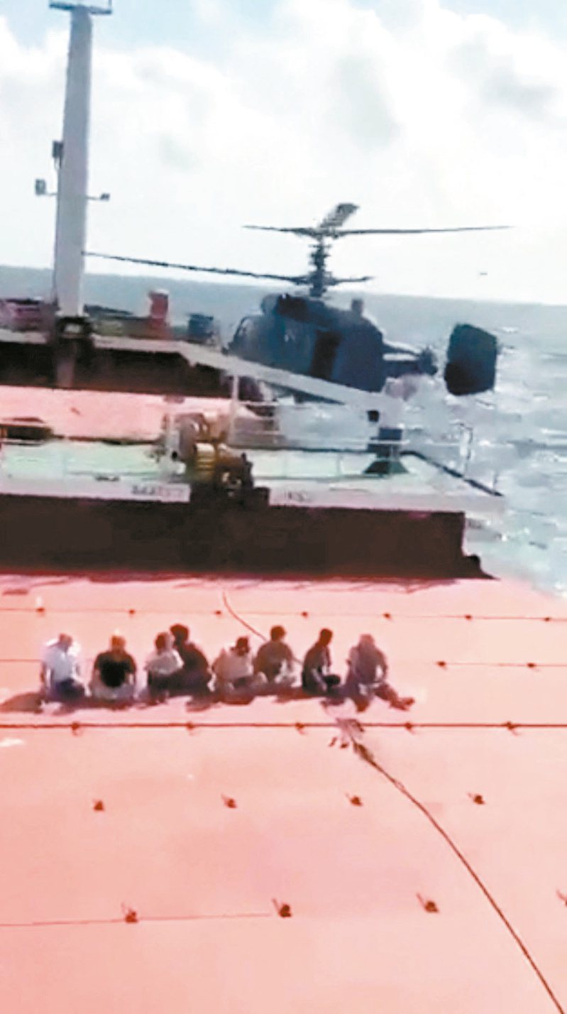 俄國卡莫夫直升機登上行經黑海的商船蘇克魯歐坎號，畫面取自十四日釋出的社群媒體影片。（路透）