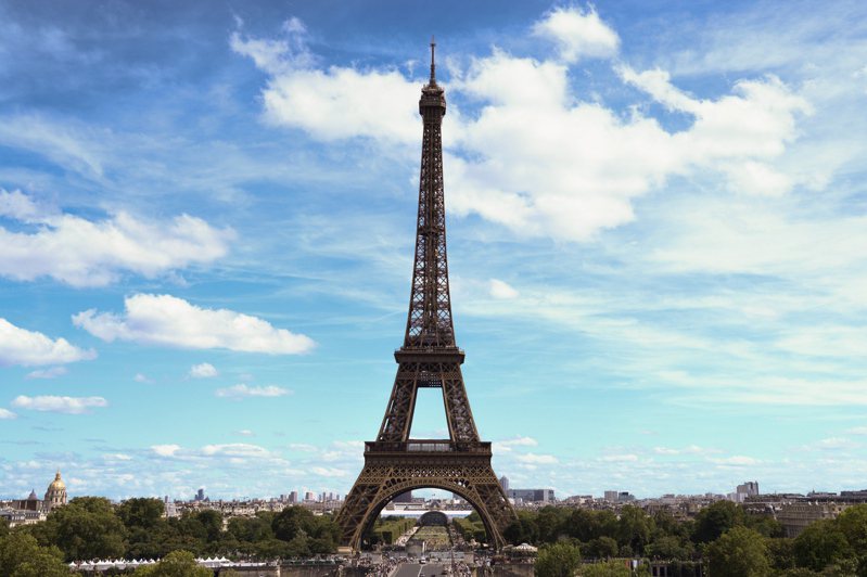 2名美國觀光男子進入法國巴黎知名景點艾菲爾鐵塔參觀，在鐵塔關閉前卻因為太過酒醉而被困住，兩人被發現時在鐵塔禁區內呼呼大睡。歐新社