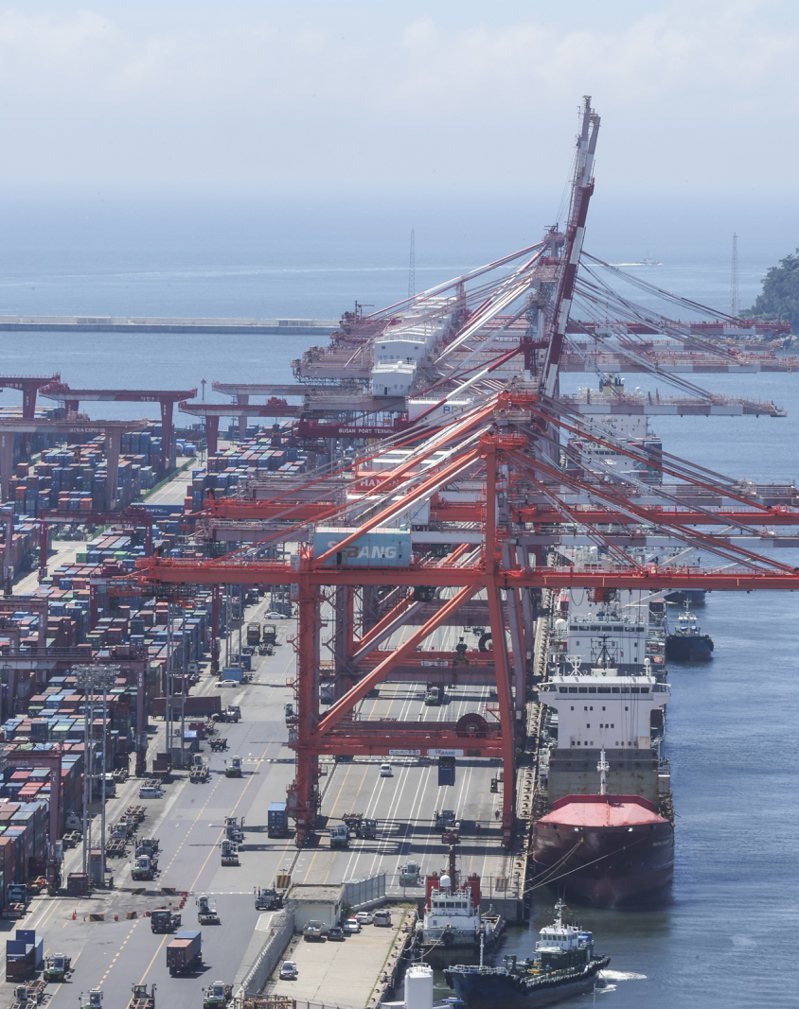 拜半導體出口增加之賜，日本已連續兩個月超越中國大陸，成為對南韓的第二大貿易順差國。 歐新社