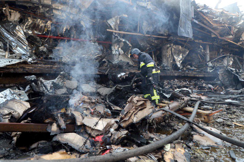 烏南的黑海港市敖德薩14日1家超市在俄軍夜晚攻擊中焚毀。法新社