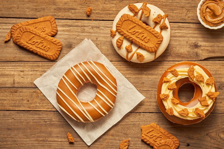 Krispy Kreme聯名Lotus Biscoff蓮花焦糖餅乾，推出三款全新風味甜甜圈。圖／Krispy Kreme提供