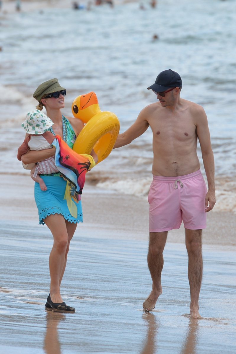 派瑞絲希爾頓（左）與老公、兒子在夏威夷度假，被網友批評。圖／達志影像