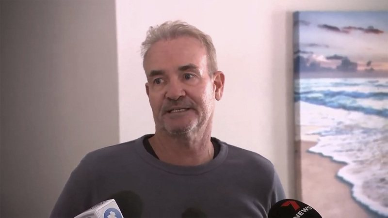 15日，失聯後獲救的澳洲男子富特（Elliot Foote）父親在雪梨舉行的記者會上，向媒體說明兒子狀況。美聯社
