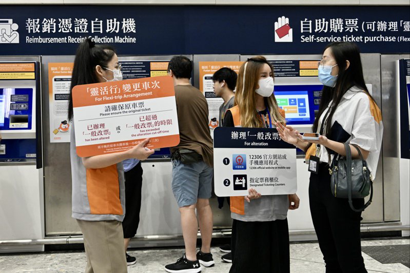 港鐵有限公司即日起為往返香港西九龍站與深圳福田站乘客推出「靈活行」，朝向高鐵「地鐵化」方向便利乘車。圖為乘客詢問高鐵票務事宜。（中新社）