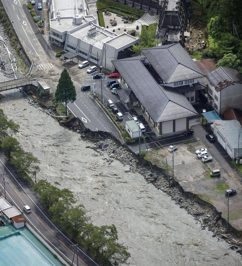 日本放送協會（NHK）報導，蘭恩帶來大雨造成鳥取市災情頻傳。 路透社
