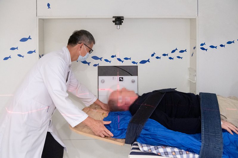 罹患腦癌的瑞士作家耶格在清華硼中子捕獲治療中心接受中子束照射。圖／清大提供