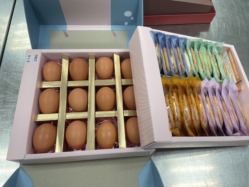 花蓮黎明庇護工場今年推出6款中秋禮盒，其中「蛋願幸福」禮盒加入自產的新鮮雞蛋搭配銷售。記者王燕華／攝影