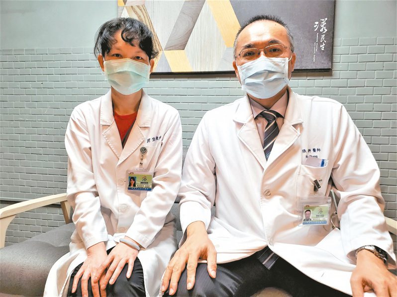 民生醫院副院長張科（右）、醫檢師饒雅璇（左）與檢驗師們，都是防疫作戰英雄。記者王勇超／攝影