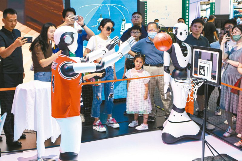 上海發力未來產業，布局五大集群，包括AI。圖為在上海舉行的世界人工智能大會，機器人Ginger表演投籃。（新華社）
