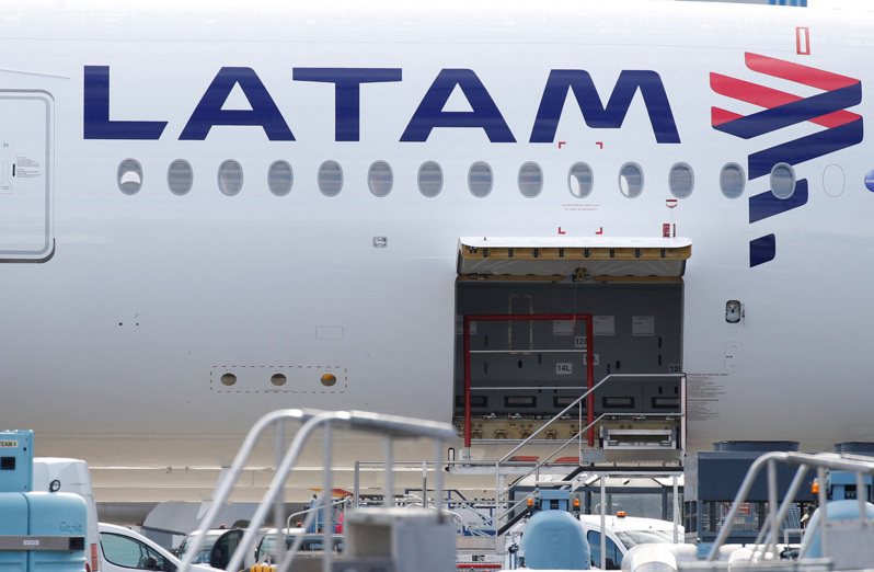 智利南美航空（LATAM）13日一架從邁阿密飛往智利的航班上，其機長突在廁所失去意識、倒地身亡，導致該航班緊急迫降巴拿馬。路透