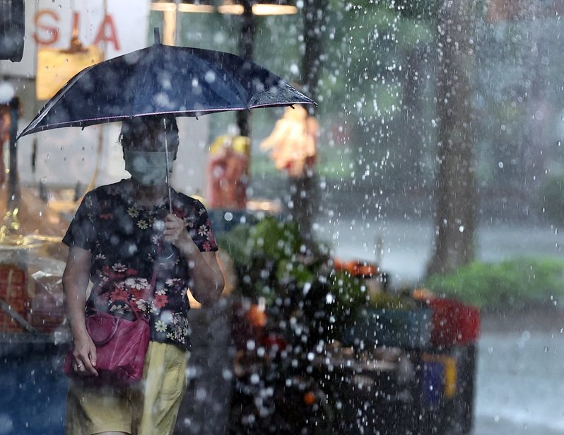 低壓帶影響，易有短延時強降雨，中央氣象局發布豪雨特報。記者侯永全／攝影