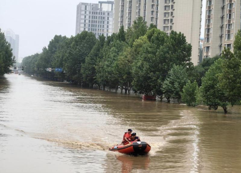 7月底八月初的河北大水災，造成數百多萬人受災。（新華社）