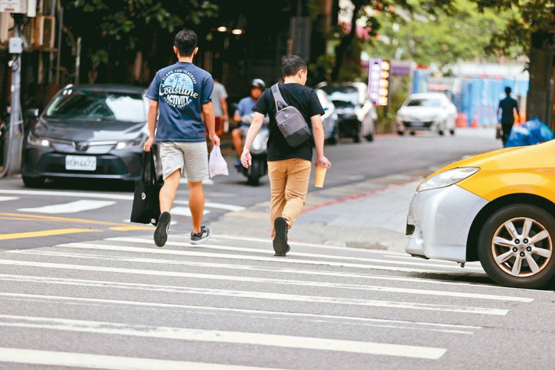 外媒形容台灣為「行人地獄」，時常可見行人在車流中奔過馬路，險象環生。記者邱德祥／攝影　