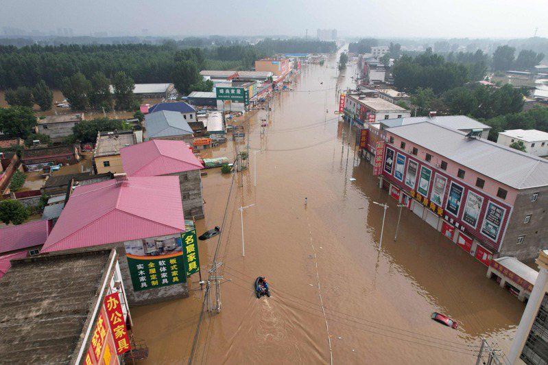 大陸河北涿州的村莊因暴雨被洪水淹沒。法新社
