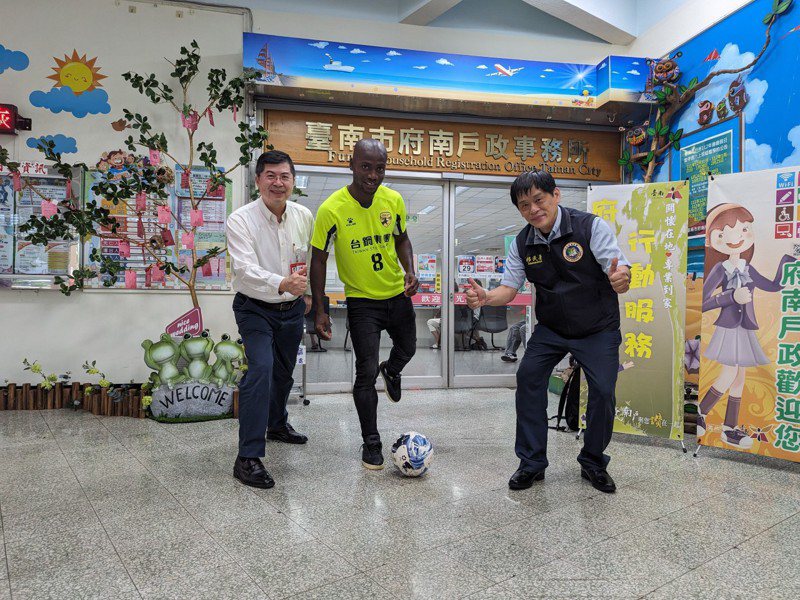 來自象牙海岸的足球員安以恩，以高級專業人才成為第2位歸化台灣國籍的足球員，自豪地向大家說：「我終於有機會代表台灣出賽了！」。圖／讀者提供