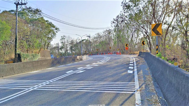 台南市交通局在彎道路側增設安全方向導引標誌（反光導標）。圖／台南市交通局提供