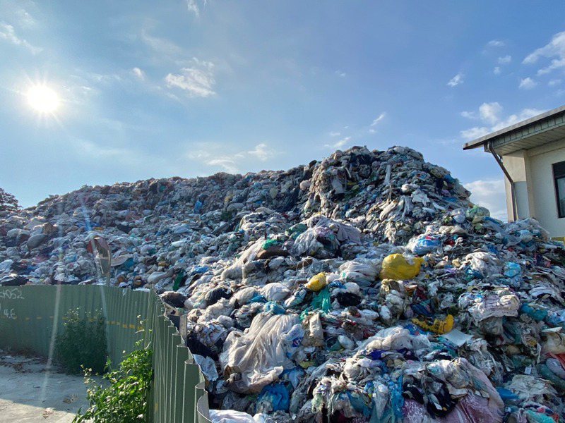 埔里鎮清潔隊垃圾一度堆積超過8千公噸，垃圾滿到不能再滿。圖／埔里鎮公所提供