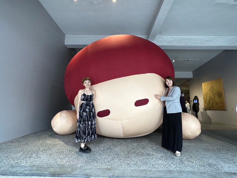 當代藝術家寧芮潔（左）參展作品中，長7公尺、寬3.5公尺的「Lazy MOI」，搶眼吸睛超大型氣球，是展場最大件藝術作品， 與文化局長盧怡君（右） 開心合照。記者魯永明／攝影