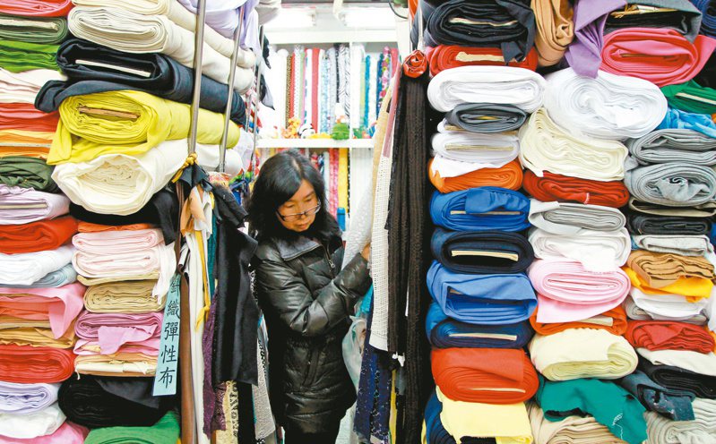 一旦ECFA被取消，台灣包括紡織業將首當其衝，圖為台灣的布莊。本報資料照片