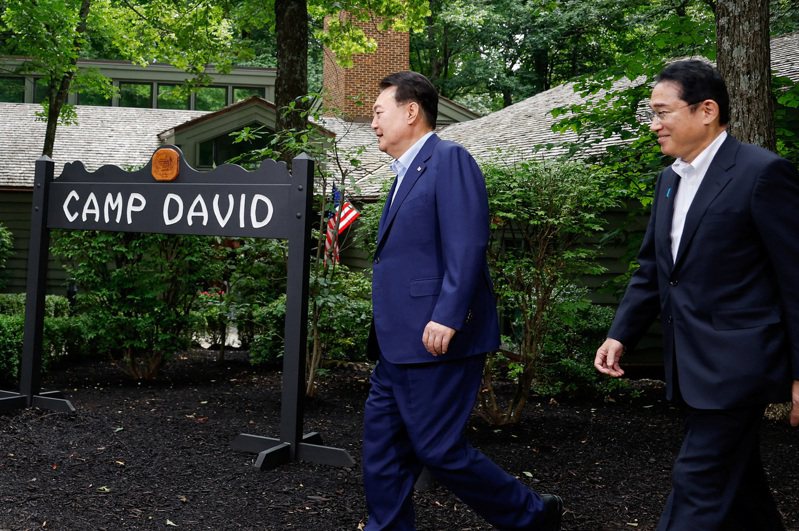 美日韓領袖峰會美國時間18日展開 南韓總統尹錫悅跟日本首相岸田文雄在大衛營聚首。 路透社