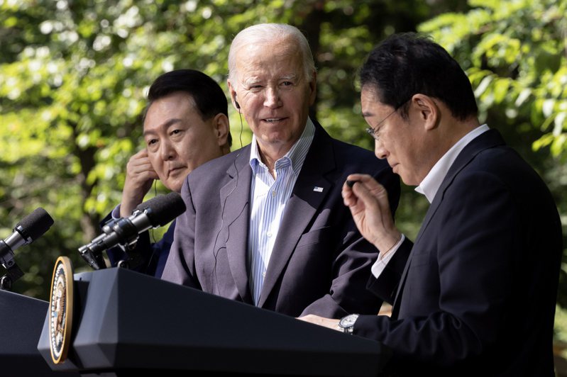美日韓領導人18日在美國大衛營舉行峰會。左起為南韓總統尹錫悅、美國總統拜登、日本首相岸田文雄。 歐新社