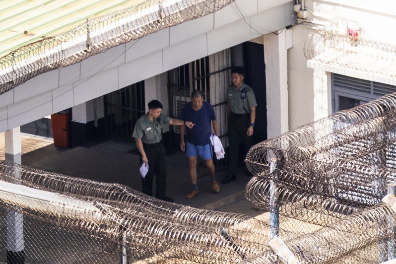 美聯社獨家獲得前香港媒體人黎智英被關押的照片，顯示8月4日，黎智英被兩名警衛看守下，出來放風。(美聯社)