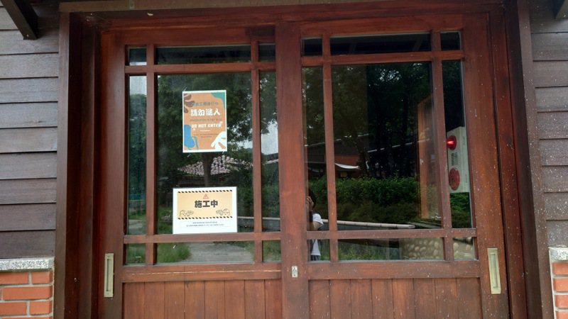 彰化縣清水岩溫泉遊憩區的湯屋已修好，門外仍貼整修中的告示。記者簡慧珍／攝影
