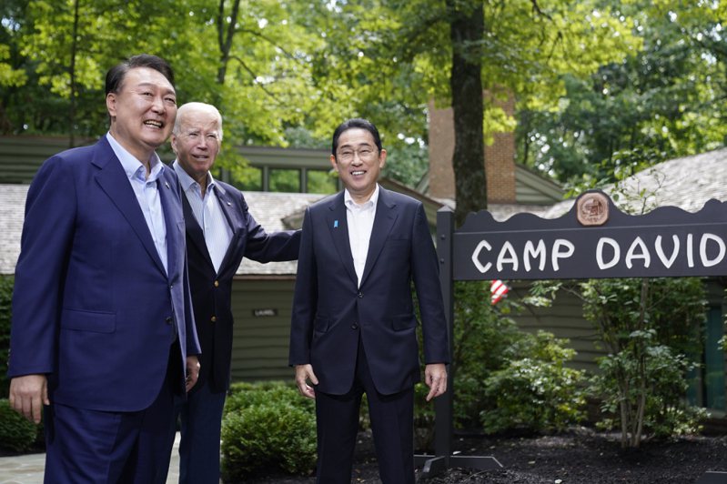 南韓、美國及日本領袖（從左至右：尹錫悅、拜登及岸田）18日在馬里蘭州大衛營舉行高峰會。美聯社