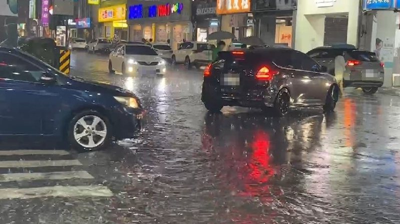 晚間一場大雨，台東市區中華路面竟然積水，車輛涉水通行。記者徐白櫻／翻攝