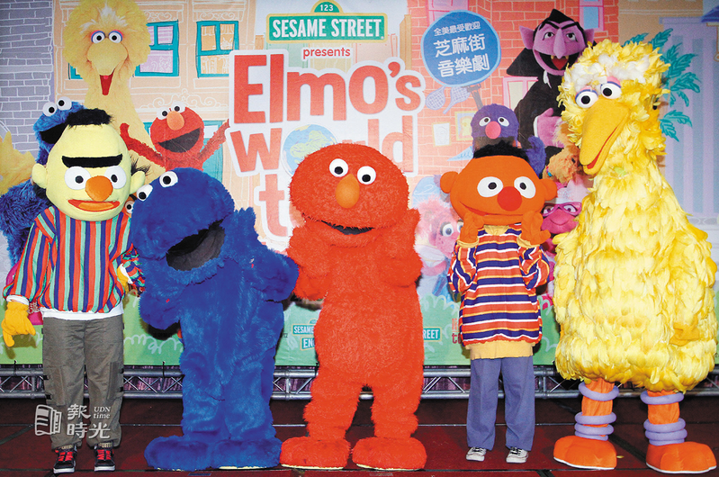 Bert（左起）、Grover、Elmo、Ernie與Big Bird等芝麻街人偶昨天在台北亮相，宣告以百老匯規格打造的「Elmo環遊世界」，將於明年二月在台演出十場。 圖／聯合報系資料照 (2013/12/07 蘇健忠攝影)