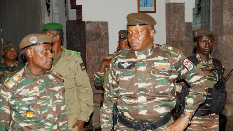 尼日政變領導人蒂亞尼將軍(右)表示，權力過渡「不會超過3年」。 路透社資料照片