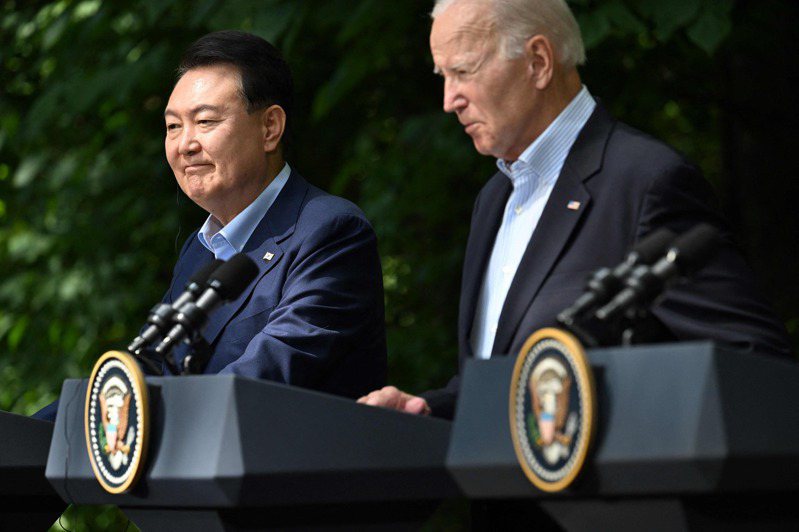 美國與南韓將舉行聯合軍演。美國總統拜登（Joe Biden，右）和南韓總統尹錫悅。 法新社