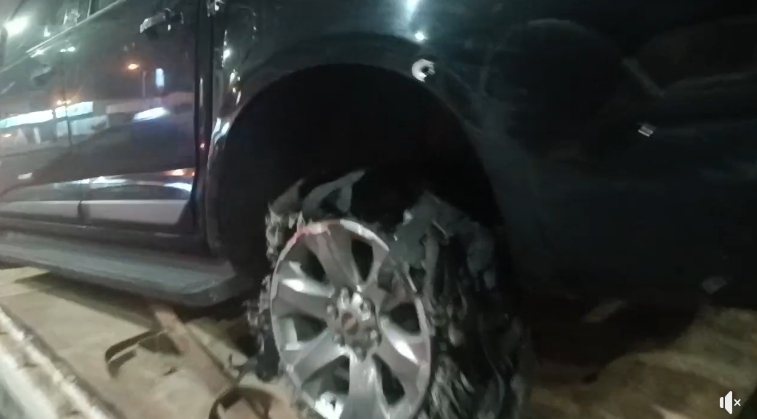 厄瓜多拉利伯塔德市（La Libertad）首長塔馬里斯（Francisco Tamariz）19日稱他的座車18日晚間遭多名持槍歹徒開槍攻擊，車體上留下許多彈痕。（取材自La Vitrina臉書影片截圖）