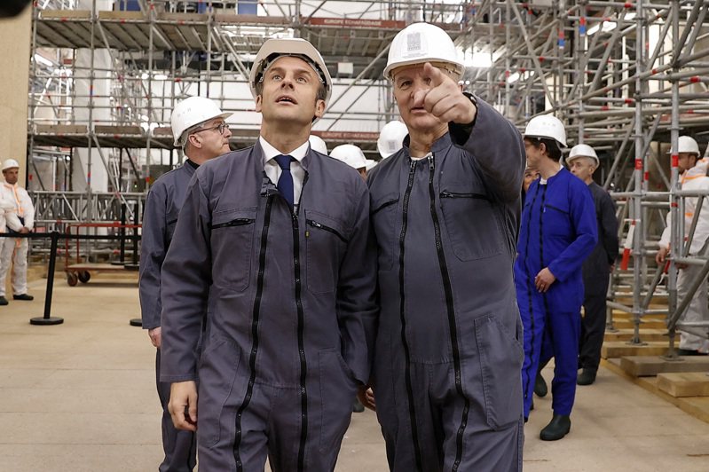 獲法國總統馬克宏(左)指派監督巴黎聖母院重建工程的法國前參謀長喬治林(右)18日在庇里牛斯山登山時很可能因跌倒意外喪生，享壽74歲。路透