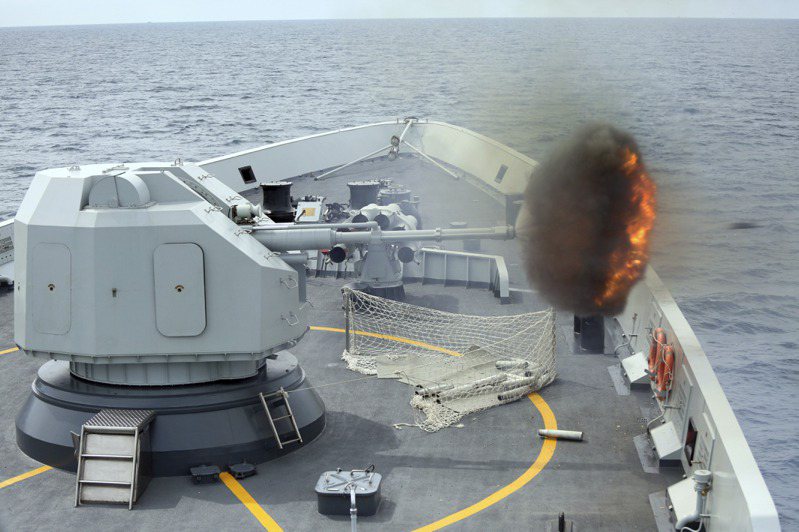 圖為中國人民解放軍海軍054A型飛彈護衛艦玉林號，2015年5月在南海和新加坡海軍舉行「海事合作演習」聯演時，發射艦砲。美聯社