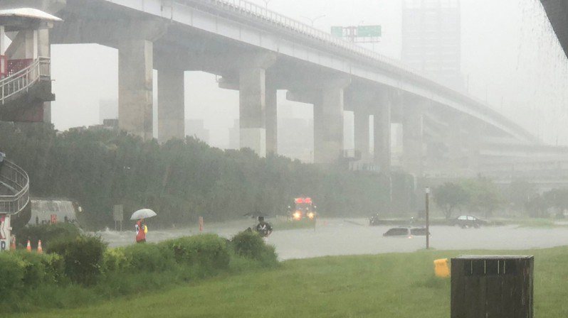板橋堤外便道因雷雨積水。記者黃子騰／翻攝