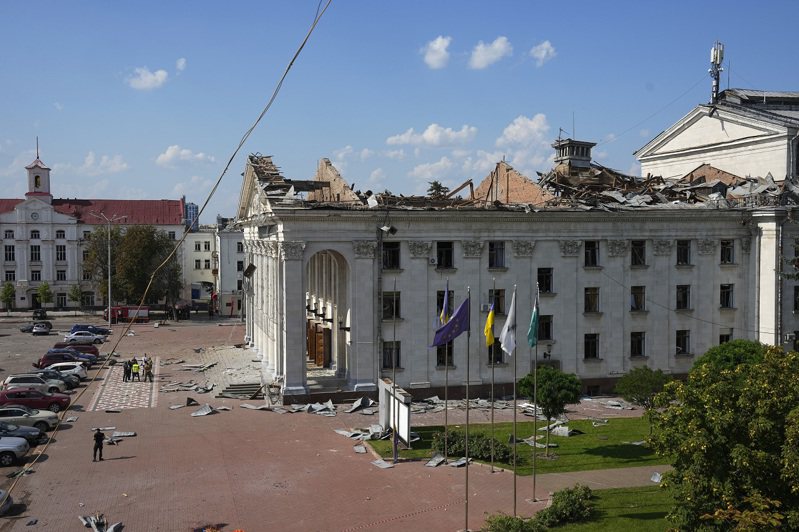 烏北古城切爾尼戈夫（Chernihiv）市中心廣場19日遭俄軍飛彈攻擊，當地音樂戲劇院建築受損，至少7人身亡。美聯社