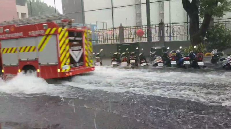 板橋區僑中二街路面嚴重積水，消防車前往救災濺起陣陣水花。圖／擷取自記者爆料網行車記錄器分享