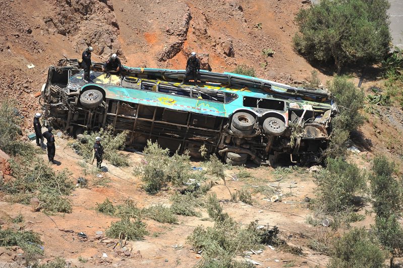 秘魯公路因超速和路況不佳等問題導致車禍頻傳。圖為2018年2月一起秘魯巴士墜崖事故，非本則新聞事件。路透