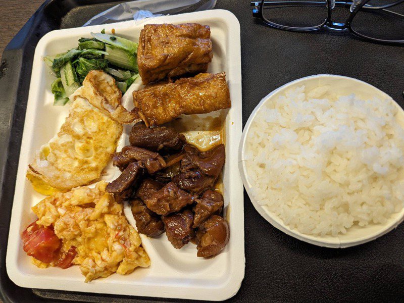 一名高雄網友分享「5菜1飯」的自助餐，想不到價格曝光後眾鄉民紛紛喊貴。圖／取自PTT