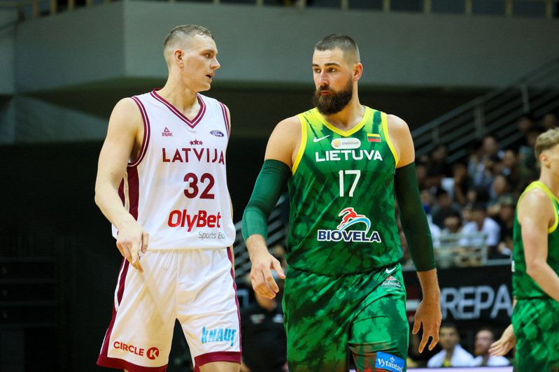 立陶宛NBA球星瓦藍邱納斯(右)攻下全隊最高16分。 T1聯盟提供