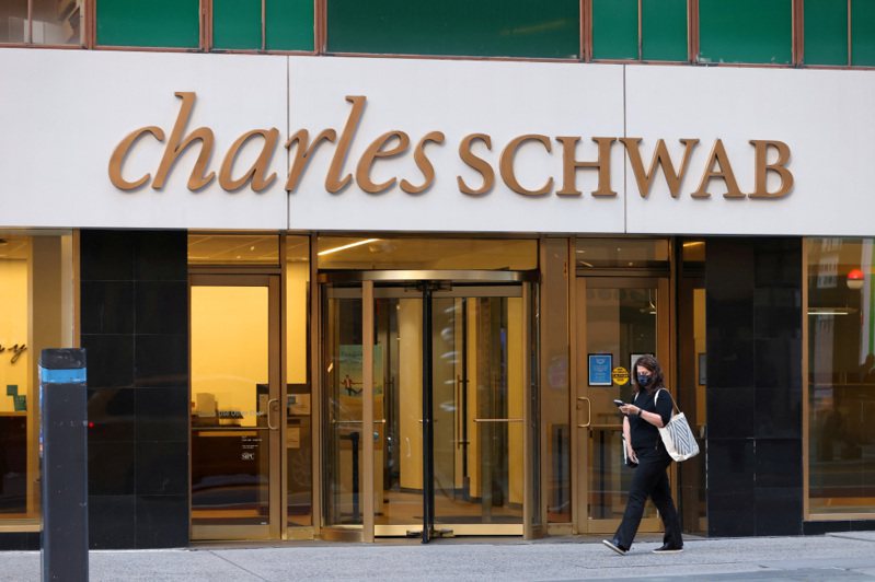 嘉信理財（Charles Schwab）將裁員並關閉辦公室，目標是每年至少撙節5億美元成本。路透