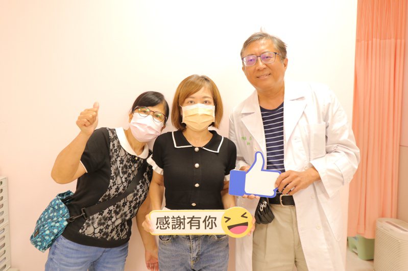亞洲大學附屬醫院婦科主任陳泰昌替婦人（中）取出巨大肌瘤，讓她如釋重負。圖／亞洲大學附屬醫院提供