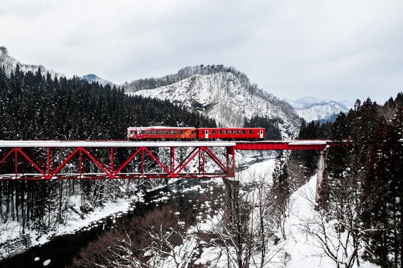 秋田內陸鐵道冬季形成美景。圖／燦星旅遊提供