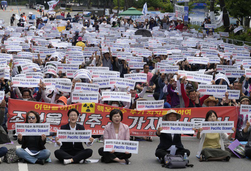 南韓漁民6月上街抗議日本政府的福島核廢水排海決定。圖／美聯社