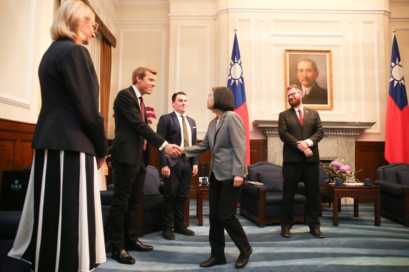「台灣–瑞典國會議員協會訪問團」抵台，總統蔡英文（灰色外套者）23日下午在總統府接見訪團成員並逐一握手致意，誠摯歡迎他們來訪。圖／中央社