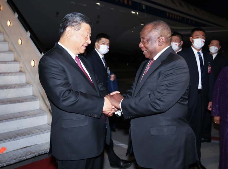 大陸國家主席習近平周一晚間抵南非國事訪問，南非總統拉馬福薩親到機場迎接。 新華社