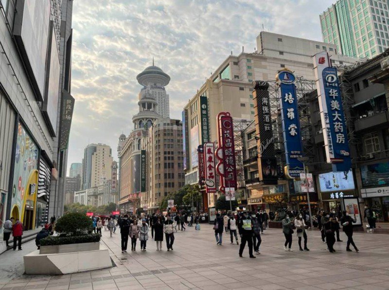 中國大陸經濟復甦不如預期，青年失業率創新高。圖為上海知名商圈南京路步行街的街景。(中央社)