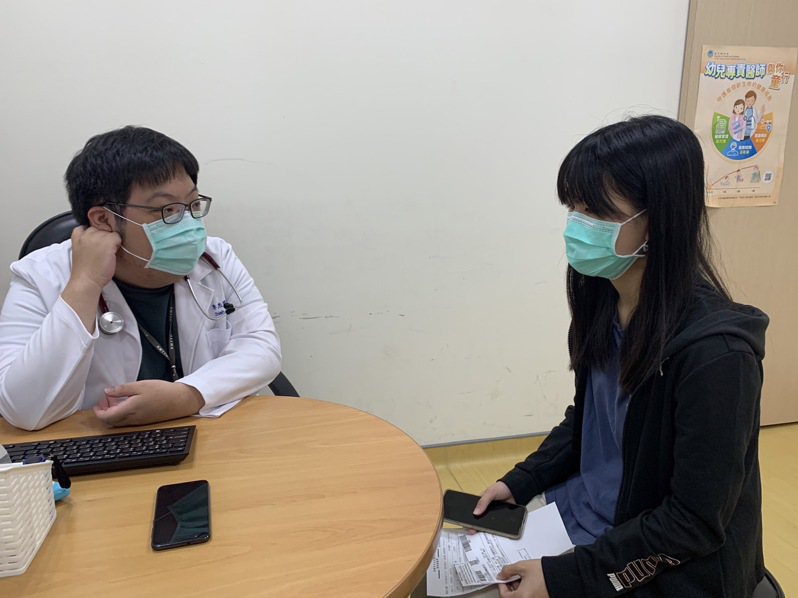 李杰明醫師（左）指診間收治上呼吸道感染患者明顯增多，圖為他在為患者看診。記者吳慧芬／攝影