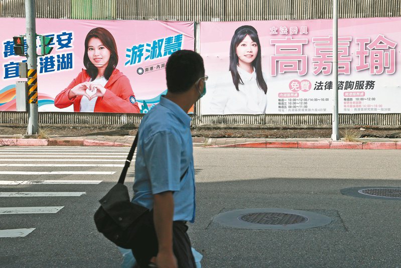 台北市競選廣告物管理自治條例限制堪稱史上最嚴格的競選廣告法規，但北市街頭仍有遊走灰色地帶「類競選廣告」。記者胡經周／攝影